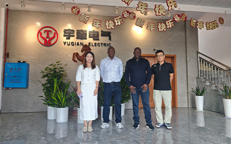 海外煤矿客户来矿用电机车厂家考察5.jpg